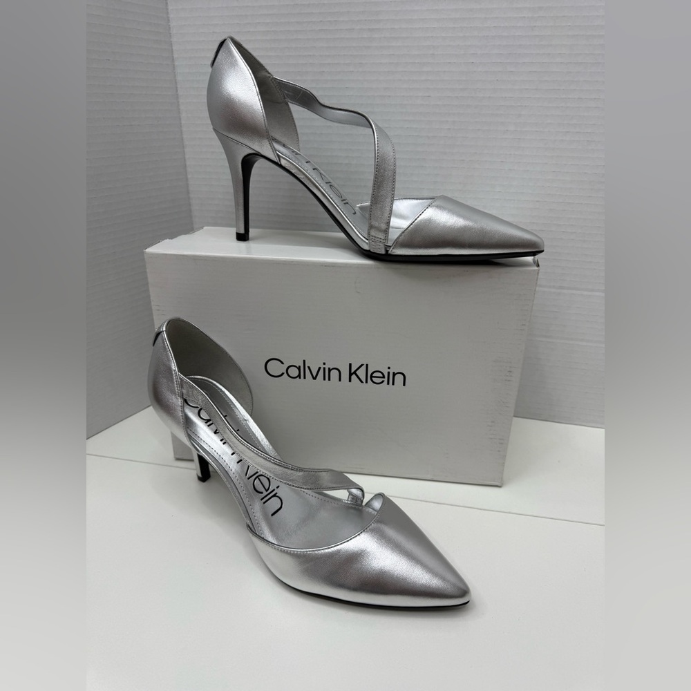 NEW  Calvin Klein Gilisa Asymmetric
Strap Pumps in silver leather size 10M
